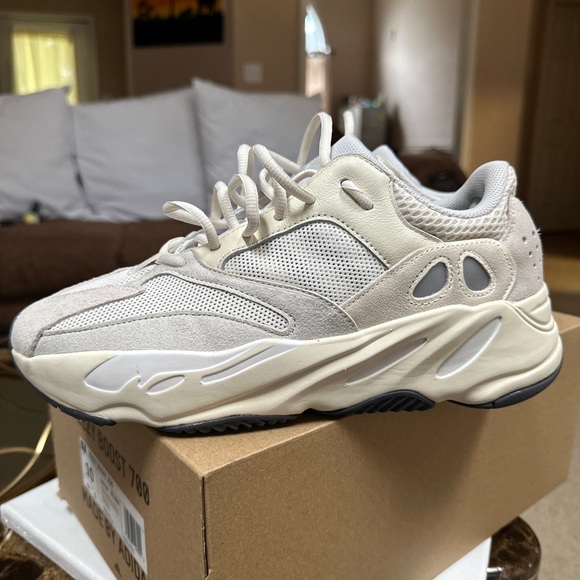 Only use once 9/10 condition comes with original box price negotiable - Picture 4 of 9